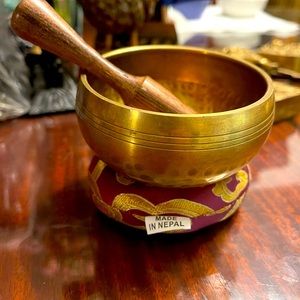 Hammered singing bowl
